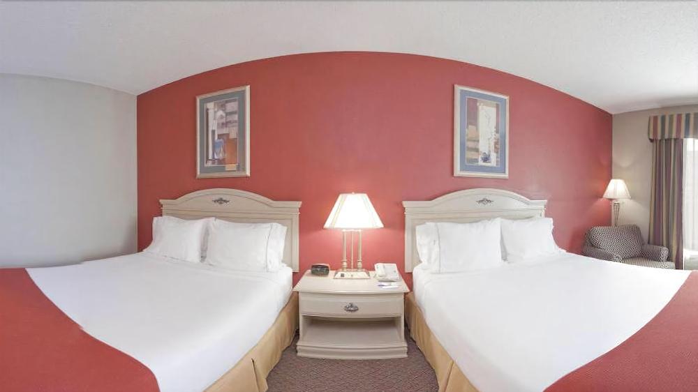 Holiday Inn Express Hotel & Suites London By Ihg Exterior photo