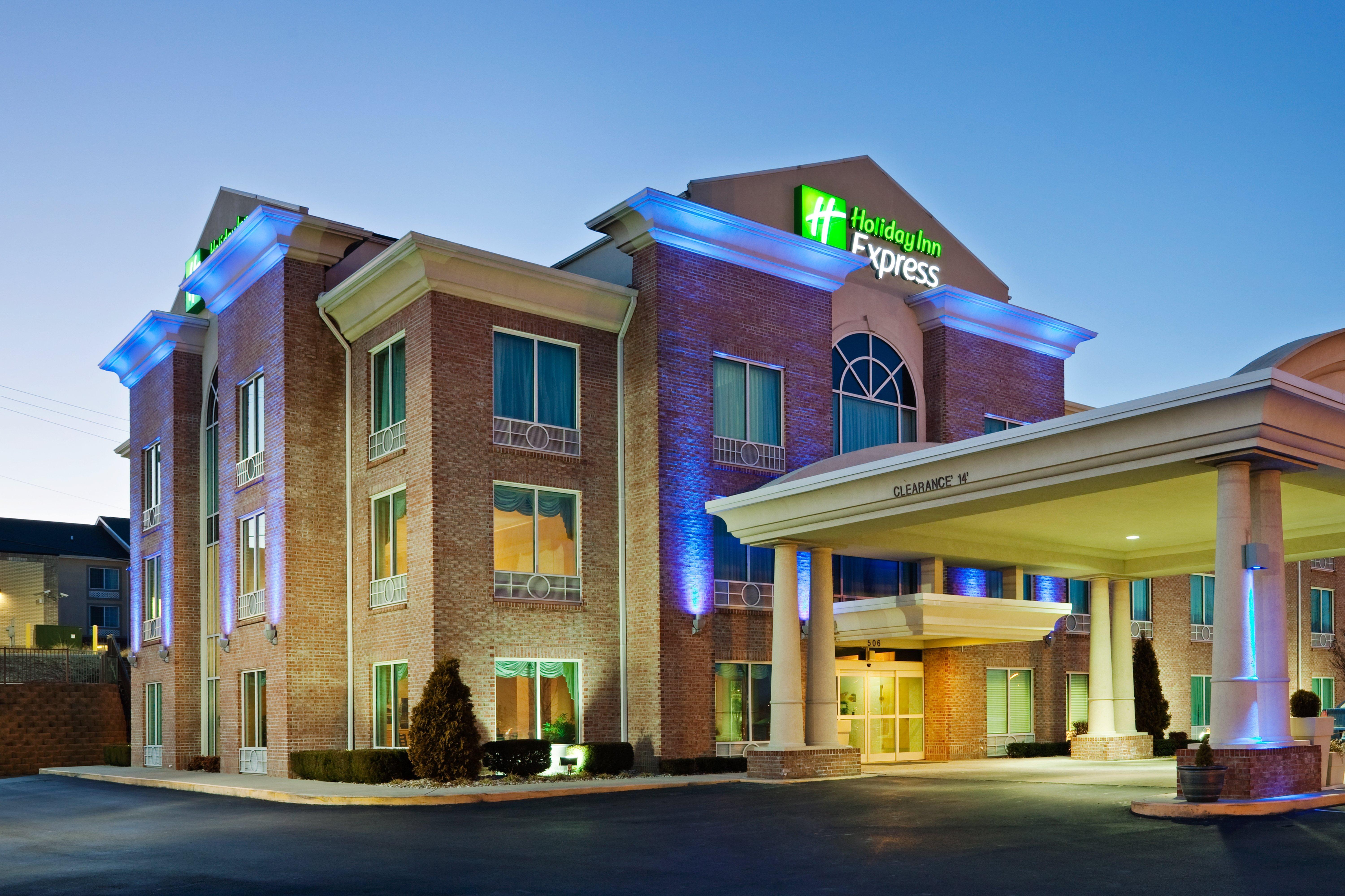 Holiday Inn Express Hotel & Suites London By Ihg Exterior photo