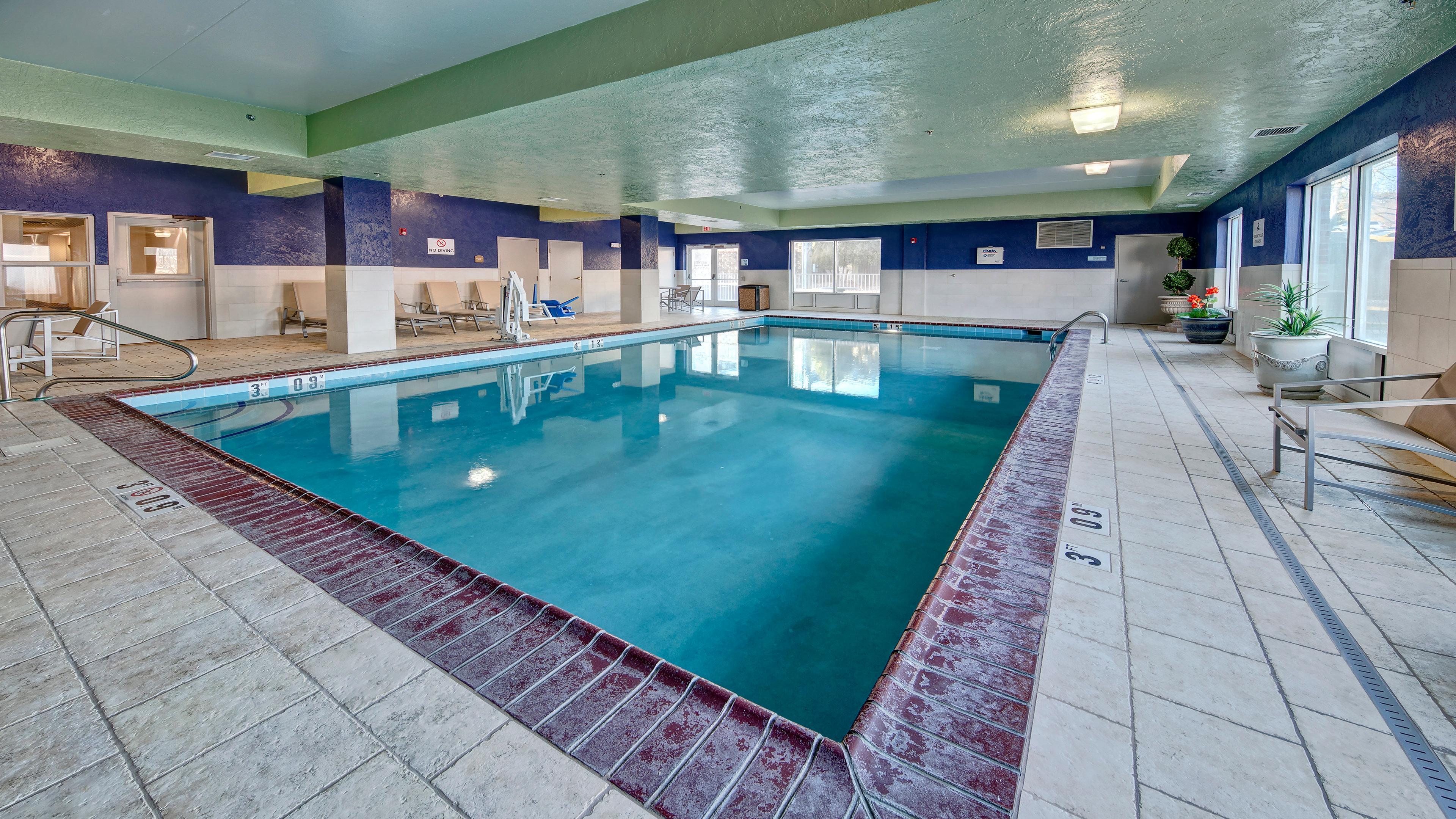 Holiday Inn Express Hotel & Suites London By Ihg Exterior photo